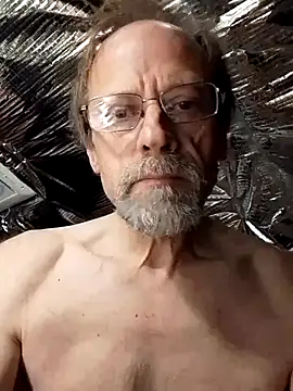 Snapshot of Quebec46 chatting on 12.17.25 Quebec46 online show from 12.17.25