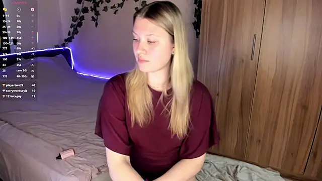 Snapshot of SkyeDavis chatting on 04.22.26 SkyeDavis online show from 04.22.26