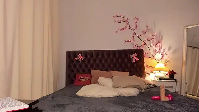 MilanaHotts online show from 03.12.26