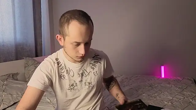 Pearl couple online show from 02.10.26