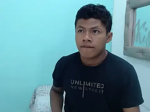 Snapshot of toomixxx chatting on 12.20.25 toomixxx online show from 12.20.25