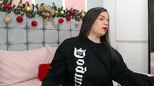 Snapshot of AuraArnau chatting on 12.22.25 AuraArnau online show from 12.22.25