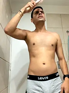 Snapshot of HotWhisper22 chatting on 12.17.25 HotWhisper22 online show from 12.17.25