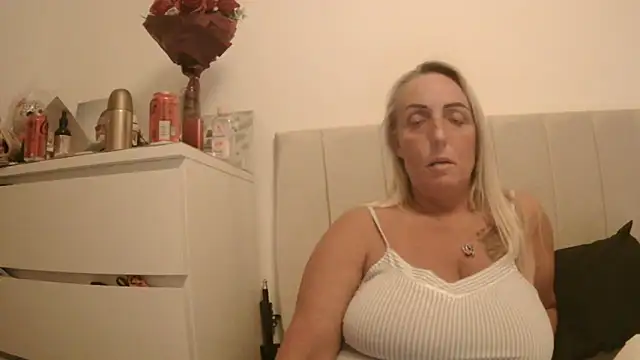 Snapshot of theblondecocklover chatting on 04.26.26 theblondecocklover online show from 04.26.26