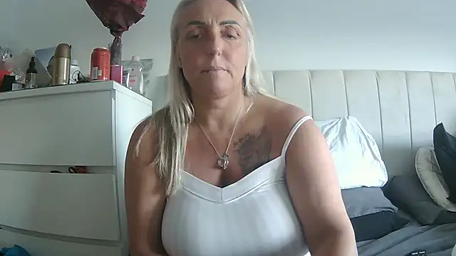 Snapshot of theblondecocklover chatting on 04.28.26 theblondecocklover online show from 04.28.26