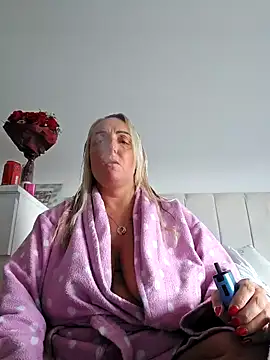 Snapshot of theblondecocklover chatting on 05.14.26 theblondecocklover online show from 05.14.26