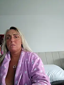 Snapshot of theblondecocklover chatting on 05.17.26 theblondecocklover online show from 05.17.26