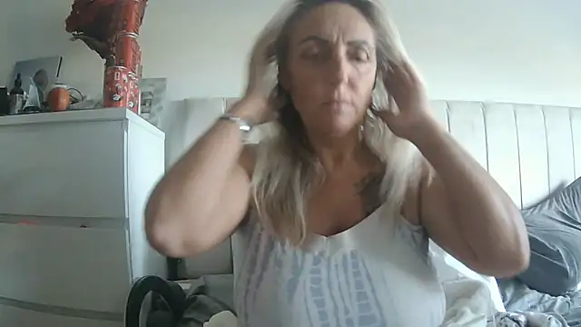Snapshot of theblondecocklover chatting on 06.10.26 theblondecocklover online show from 06.10.26