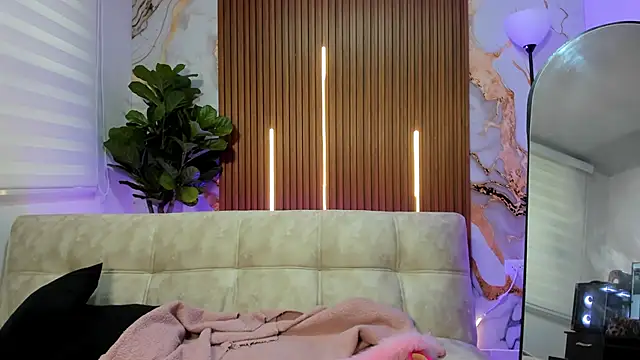 Snapshot of Nickie_reed_ chatting on 12.22.25 Nickie reed online show from 12.22.25