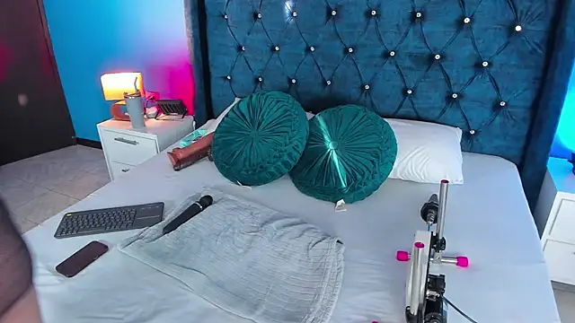 Issa Clark01 online show from 04.09.26