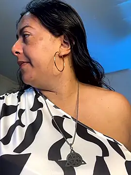 Snapshot of evelyn_harpeery chatting on 06.21.26 evelyn harpeery online show from 06.21.26