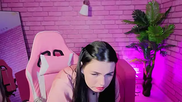 Snapshot of Mia_Evelyn chatting on 12.21.25 Mia Evelyn online show from 12.21.25