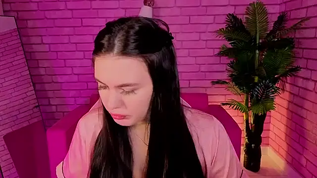 Snapshot of Mia_Evelyn chatting on 12.23.25 Mia Evelyn online show from 12.23.25