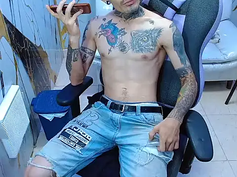 Snapshot of Boy_tatto77 chatting on 06.13.26 Boy tatto77 online show from 06.13.26