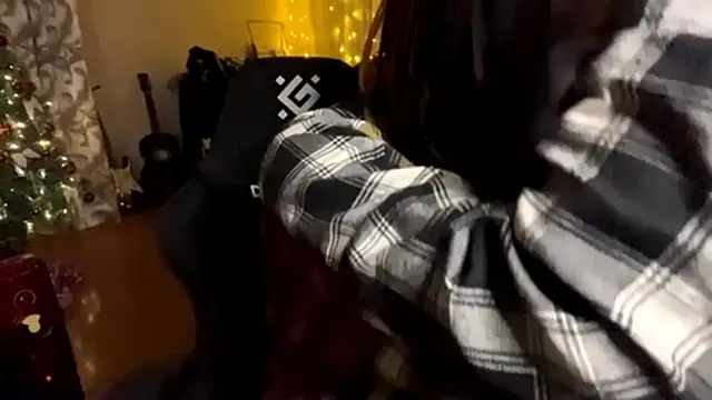 Snapshot of emo_sweet chatting on 12.19.25 emo sweet online show from 12.19.25