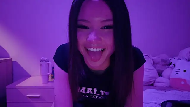 Snapshot of luvvivii chatting on 01.18.26 luvvivii online show from 01.18.26