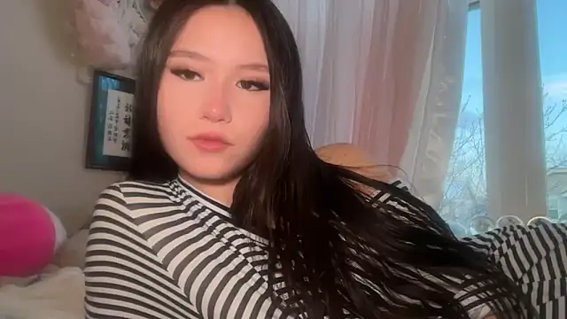 luvvivii online show from 04.18.26