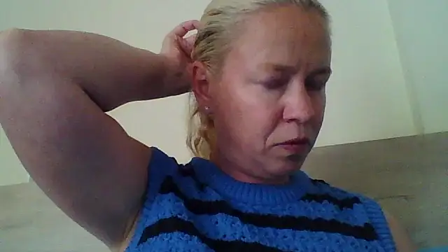 Snapshot of jennyblondeuk chatting on 04.26.26 jennyblondeuk online show from 04.26.26