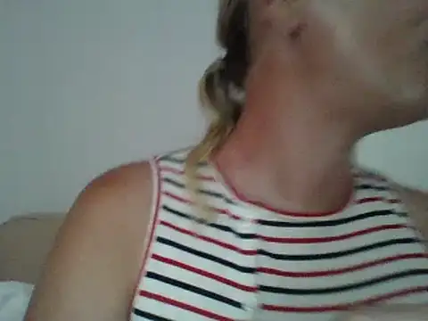 Snapshot of jennyblondeuk chatting on 05.28.26 jennyblondeuk online show from 05.28.26