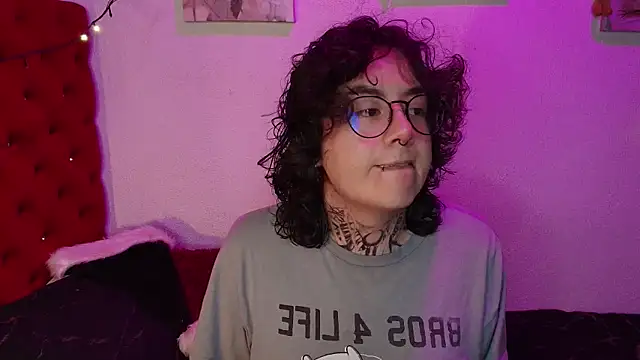 Snapshot of VelvetKai_nom chatting on 12.23.25 VelvetKai nom online show from 12.23.25