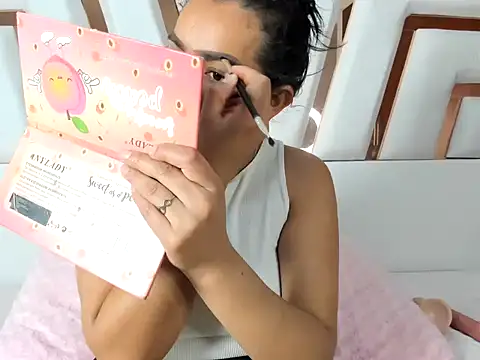 Snapshot of MiaKleinX chatting on 05.09.26 MiaKleinX online show from 05.09.26