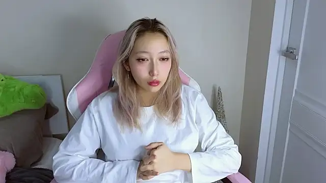 Snapshot of jasmilee chatting on 02.14.26 jasmilee online show from 02.14.26