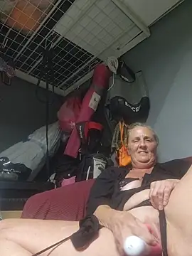 HotAzMilf online show from 04.14.26