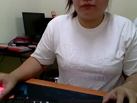 Sarah no land online show from 04.09.26