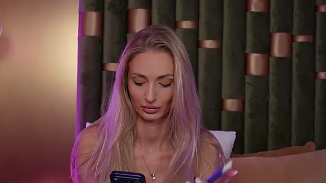 Snapshot of AmeliaAngel chatting on 09.28.25 AmeliaAngel online show from 09.28.25