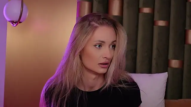 Snapshot of AmeliaAngel chatting on 10.20.25 AmeliaAngel online show from 10.20.25