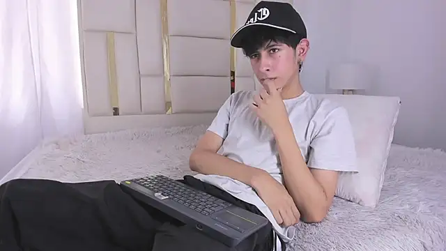 Snapshot of julian_xx chatting on 07.18.26 julian xx online show from 07.18.26