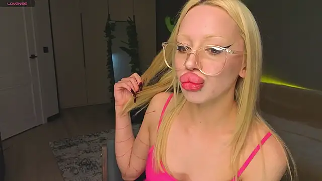 Luna Beverly online show from 04.19.26