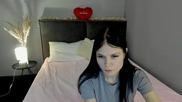 Snapshot of SkinyJoys chatting on 02.14.26 SkinyJoys online show from 02.14.26