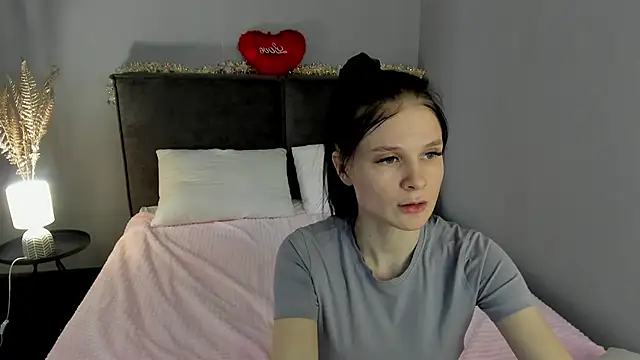 Snapshot of SkinyJoys chatting on 02.15.26 SkinyJoys online show from 02.15.26