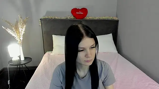 Snapshot of SkinyJoys chatting on 02.18.26 SkinyJoys online show from 02.18.26