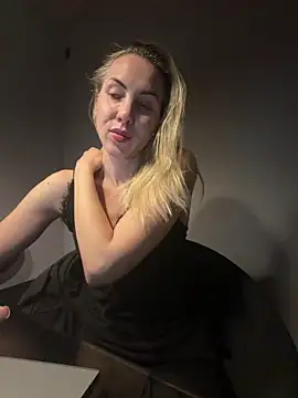 Snapshot of ElenaWhitmore chatting on 06.12.26 ElenaWhitmore online show from 06.12.26