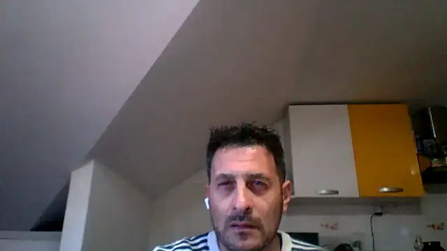 Snapshot of colosone chatting on 11.04.25 colosone online show from 11.04.25