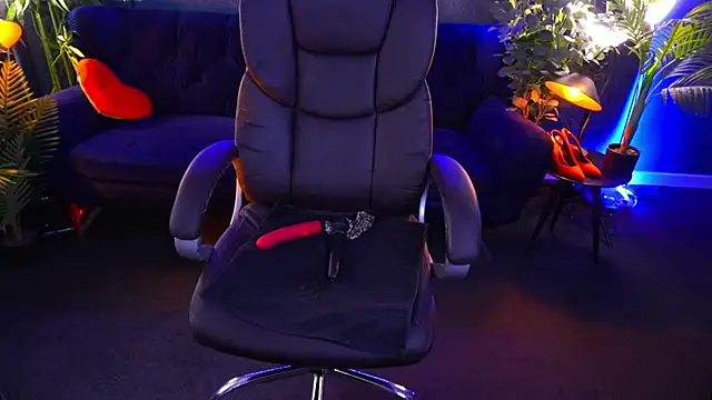 Dafni Monn online show from 02.25.25