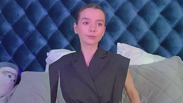 Snapshot of VanessaVienne chatting on 04.18.26 VanessaVienne online show from 04.18.26