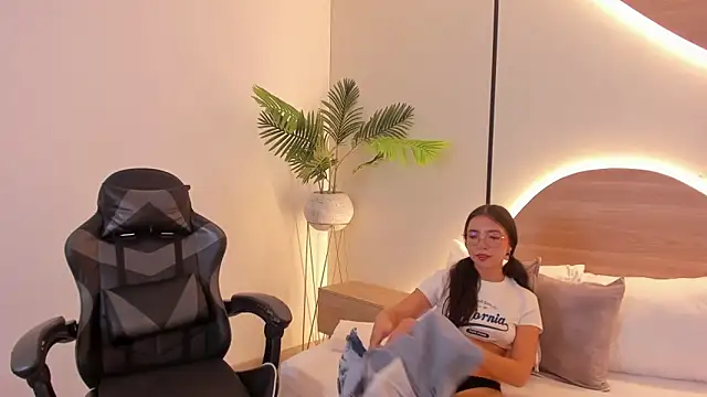 Snapshot of cataleya_castle chatting on 02.20.26 cataleya castle online show from 02.20.26