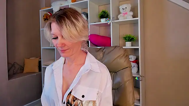 Julie Lucas online show from 03.07.26