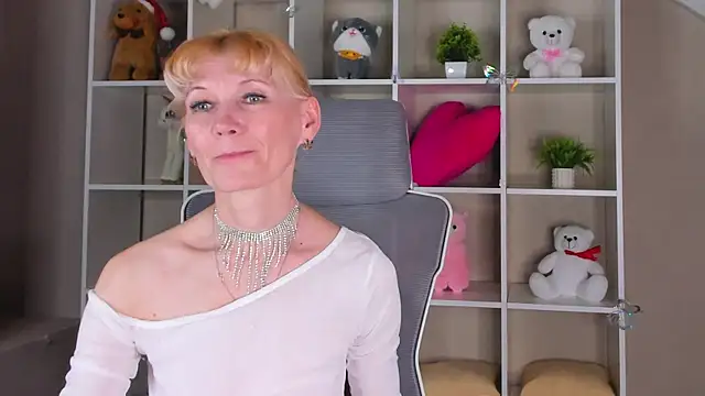 Julie Lucas online show from 04.06.26