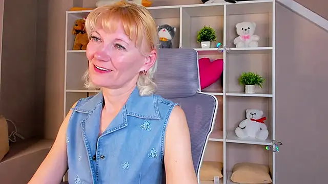 Julie Lucas online show from 04.07.26