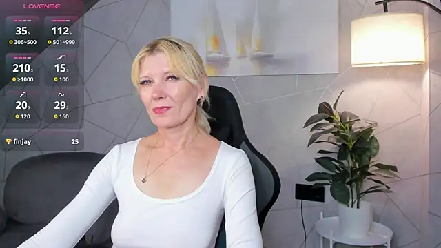 Snapshot of Julie_Lucas chatting on 07.03.26 Julie Lucas online show from 07.03.26