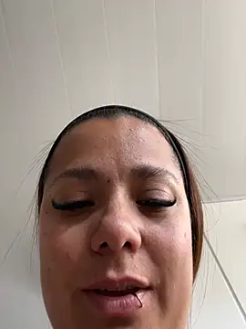 Pretty  Milf online show from 03.19.26