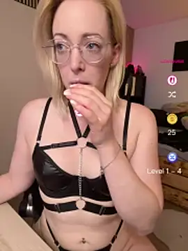 Snapshot of Lea-Kirsch chatting on 04.27.26 Lea-Kirsch online show from 04.27.26