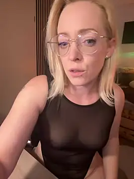 Snapshot of Lea-Kirsch chatting on 05.17.26 Lea-Kirsch online show from 05.17.26