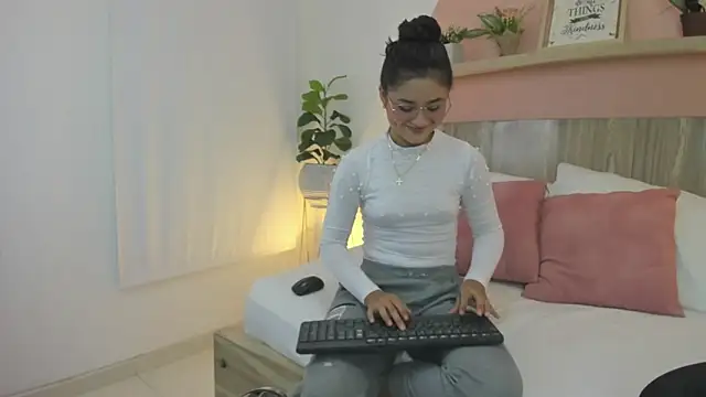 Snapshot of ivette_swan chatting on 02.18.26 ivette swan online show from 02.18.26