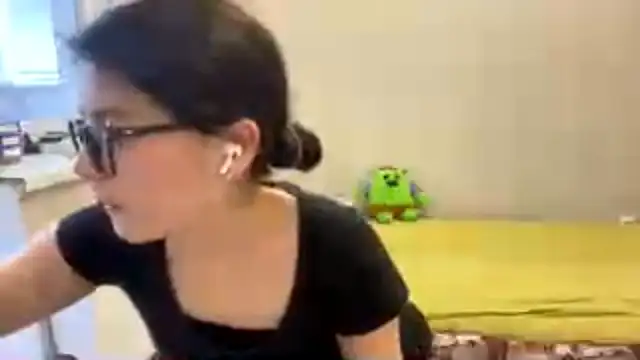 Snapshot of SaintMari chatting on 06.18.26 SaintMari online show from 06.18.26