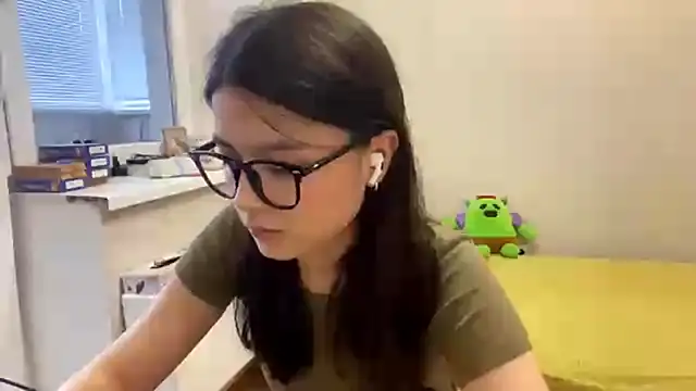 Snapshot of SaintMari chatting on 06.19.26 SaintMari online show from 06.19.26